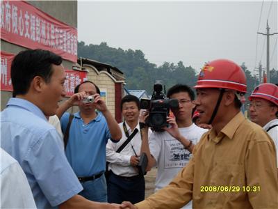 時(shí)任福建省委常委、福州市市委書記袁榮祥看望我司四川汶川地震救災(zāi)員工